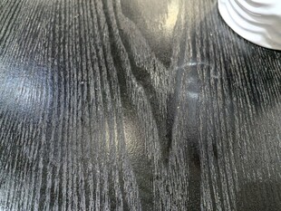 深色木纹桌面纹理特写