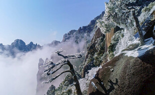 云雾缭绕的壮美山峰