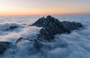云海中的壮丽山峦