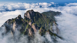 云海环绕的壮丽山峰