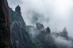 云雾缭绕的壮美山峰