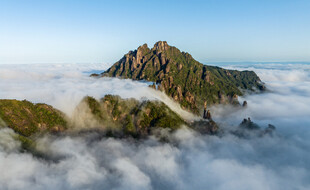 云海中的巍峨山峰