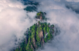 云雾缭绕中的翠绿山峰