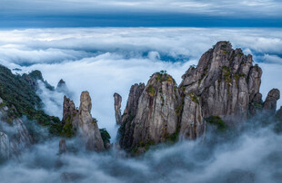 黄山云海中的奇峰异石