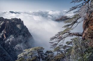 黄山云海中的秀丽山景
