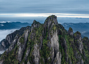 巍峨山峰云雾间壮丽景色