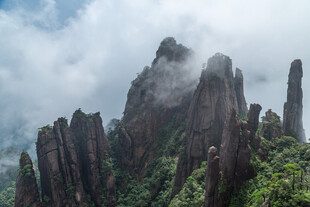 云雾缭绕的奇峻山峰