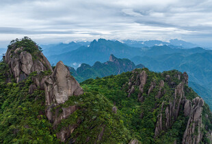 壮丽山峰与葱郁植被景观