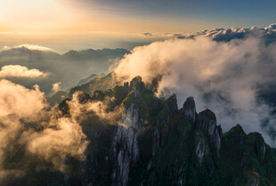 云海环绕的壮丽山峰