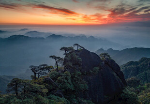 壮丽山巅日出美景