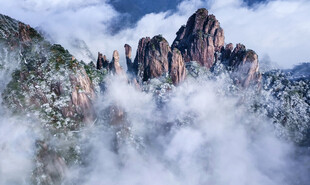 云雾缭绕的壮丽山峰
