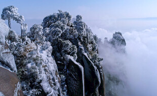 雪覆山峦云雾间的美景