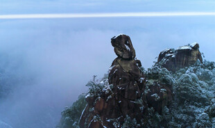 山巅雪景 孤石傲立云雾间