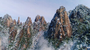 雪覆奇峰壮丽山景