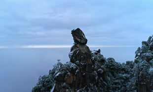 雪覆山巅奇石傲立