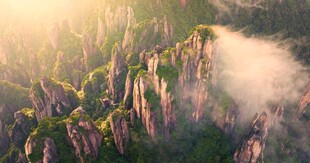 壮丽山峦间的晨曦美景