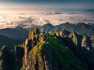 壮丽山景 云雾缭绕的奇峰