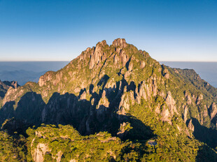 巍峨山峰绿意盎然
