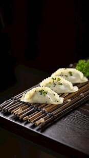 日式烤饺摆放在烤架上