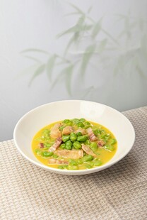 黄绿相间美味豌豆汤