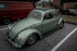 复古绿色甲壳虫汽车