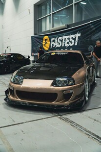 金色改装跑车展示