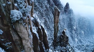 雪覆奇峰