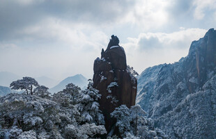 雪覆奇峰 壮美山岳景观