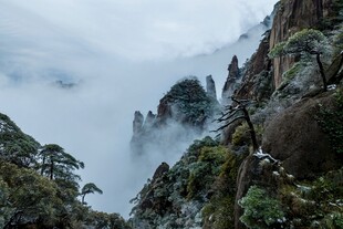 云雾缭绕的壮丽山峰景色