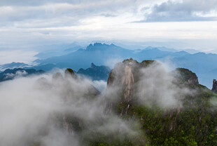 云雾缭绕的壮美山峦景色