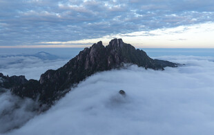 云海中的巍峨山峰