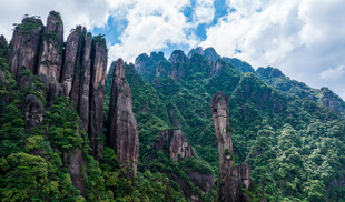 奇峰耸立的翠绿山峦