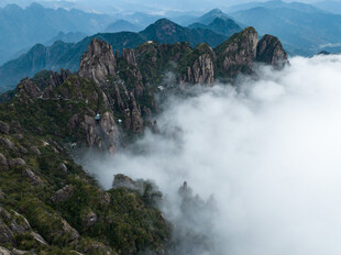 黄山云海中的壮丽山峦