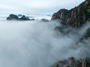 黄山云海中的壮丽山景