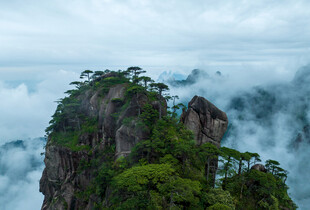 云雾缭绕中的峻峭山峰