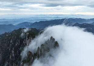 云雾缭绕的壮丽山峦
