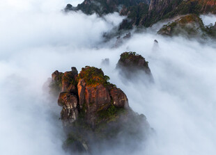 云雾缭绕中的嶙峋岩石
