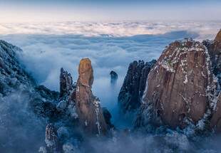 壮丽云海中的巍峨山峰