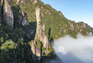 奇峰耸入云海的壮丽景观