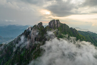 云雾缭绕的壮丽山峰