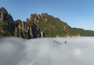 云雾缭绕的壮丽山峦