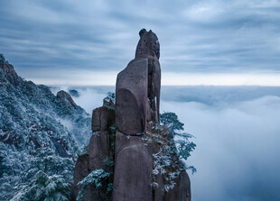 雪覆奇峰云海间