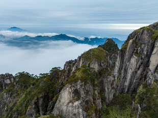 云雾缭绕的峻峭山峰
