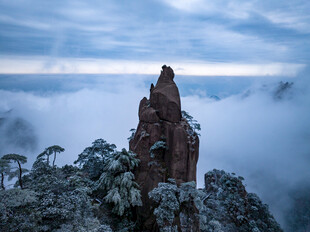 云雾缭绕中的奇峰景观