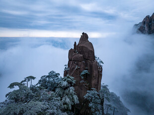 云雾缭绕的险峻山峰