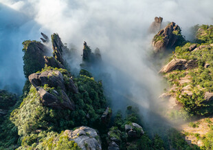 云雾缭绕的壮美山峦景观