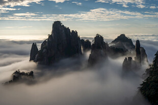 云雾缭绕的壮丽山峰景观