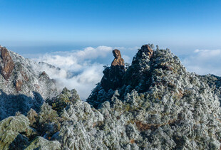 高山云海中的嶙峋岩石