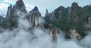 云雾缭绕的壮丽山峰