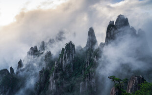 云雾缭绕的壮丽山峰